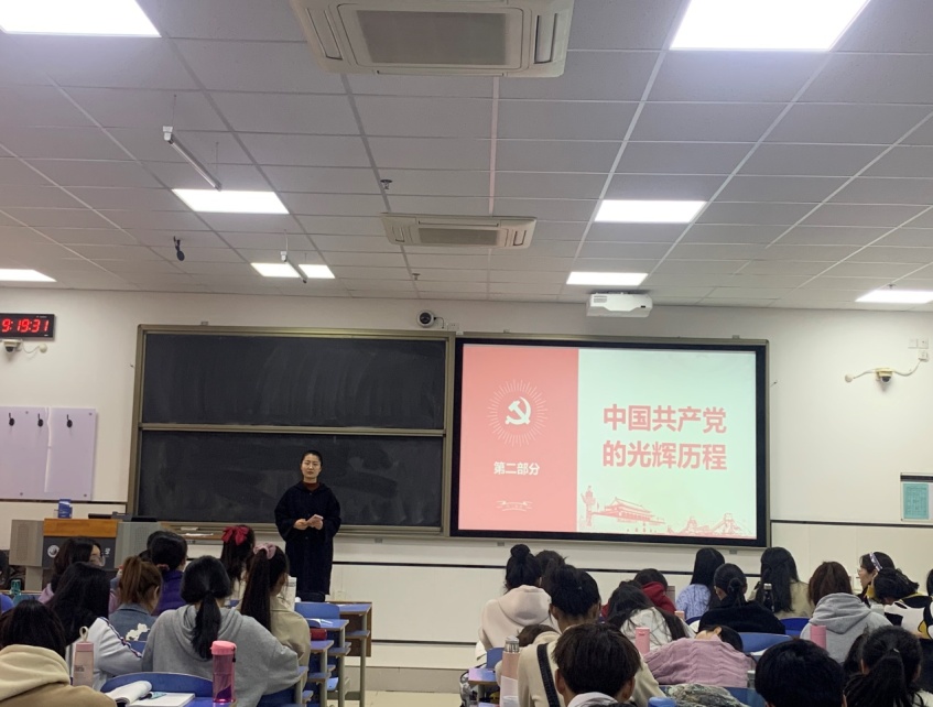 说明: F:\我的坚果云\1工作\1思想政治教育\2021党史学习教育\新闻宣传一期\针推\观看影视资料 进行党史学习.jpg