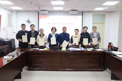 说明: G:\办公日常\会议相关\会议照片\2023全面从严治党\递交责任书.JPG 说明: G:\办公日常\会议相关\会议照片\2023全面从严治党\递交责任书.JPG