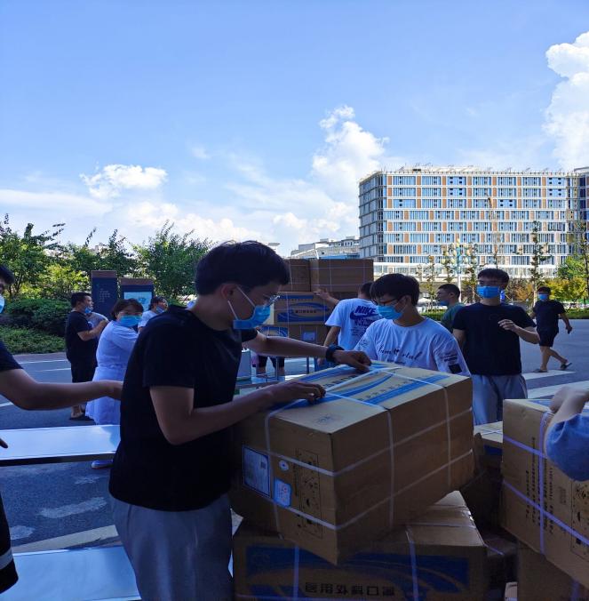 说明: 去郑大一附院搬运物资