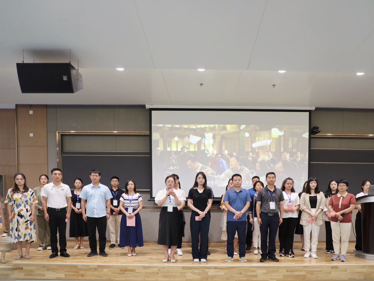 说明: F:\我的坚果云\1工作\2队伍建设\2021暑期辅导员培训\培训图片\辅导员献礼建党百年集体宣讲.jpg