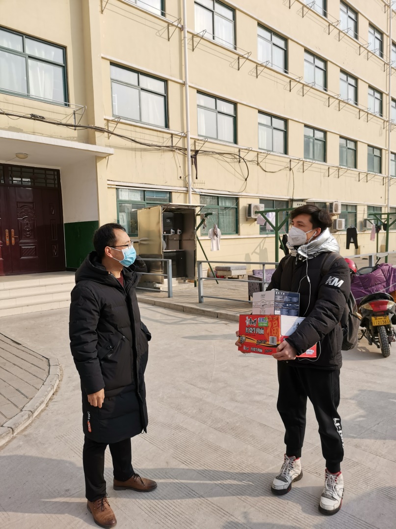 说明: F:\我的坚果云\1工作\3专项工作\2020新冠肺炎疫情防控\宣传文稿\第一临床医学院\一临床学工事迹通讯照片\行——杏林春风穿堂过,校园温暖润无声\魏天贵慰问留校学生.jpg