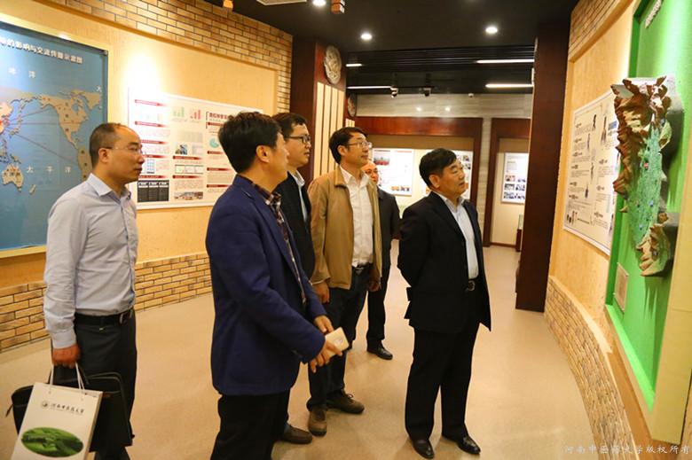 朱玉山主任一行在博物馆参观