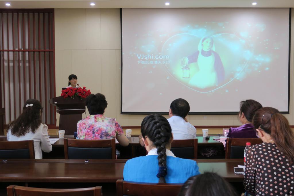 2015级护理一班学生张紫英在演讲《让南丁格尔精神永存我们心中》