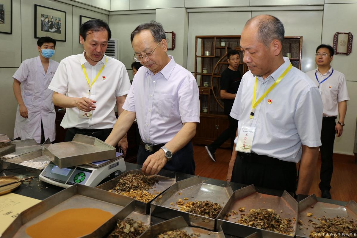 专家组组长赵宝玉考察中药精品饮片