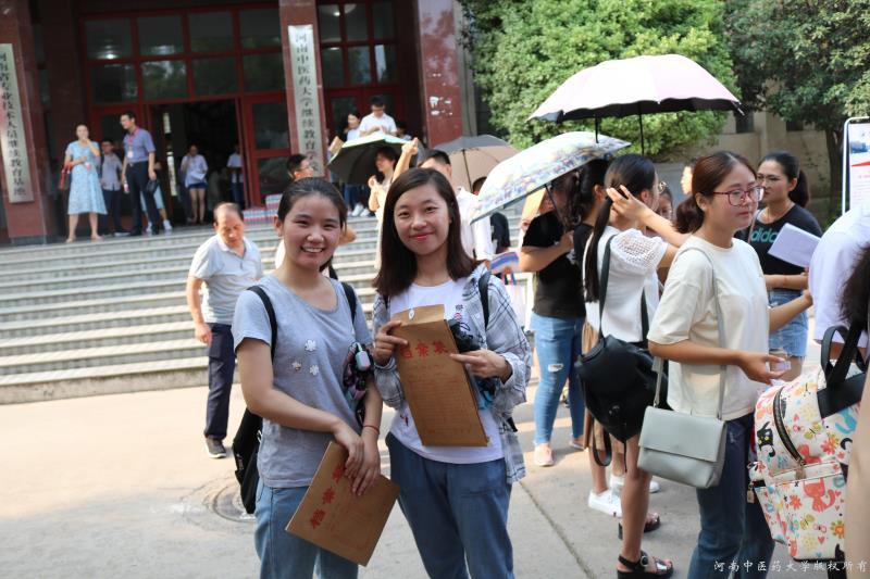 朝气蓬勃的报道新生