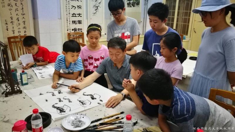 高培华老师指导孩子绘画