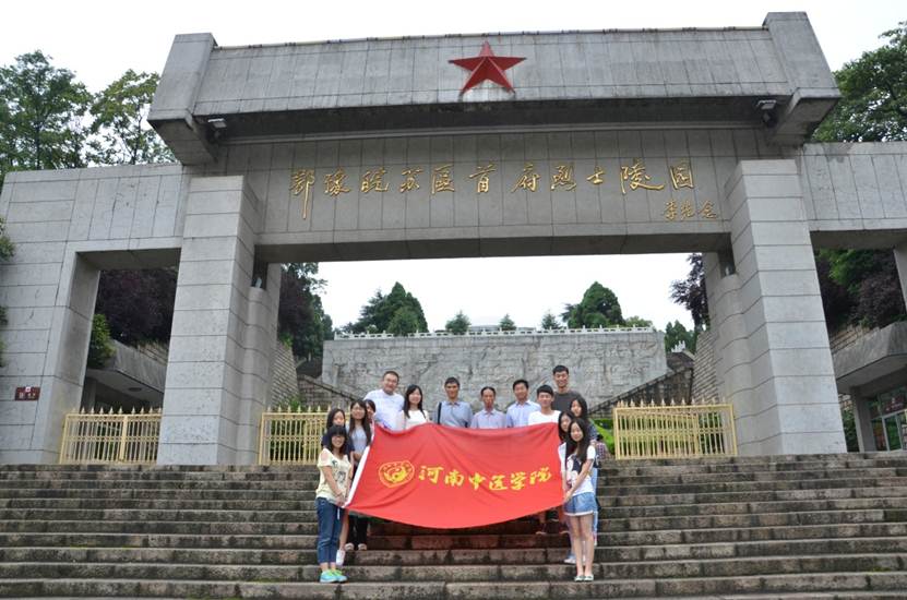 说明: D:\2014年暑期社会实践活动,新县之行\新县合影\DSC_3559.JPG