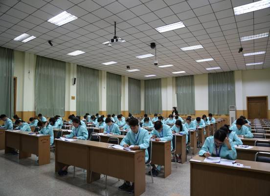 参加理论知识竞赛的选手在认真答题